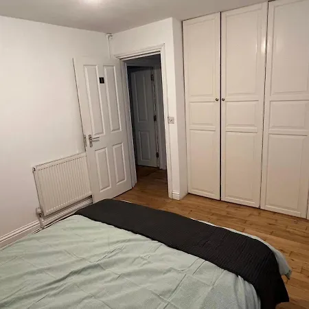 Two Bedroom * بريستول